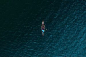 Um líder governa, dá o rumo, dirige o barco. Ele não o deixa à deriva.