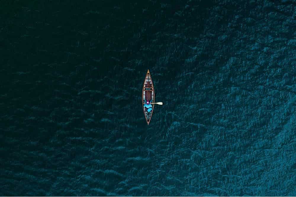 Um líder governa, dá o rumo, dirige o barco. Ele não o deixa à deriva.