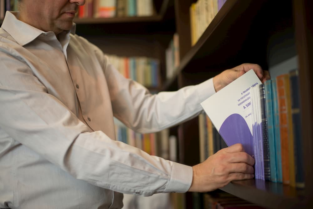 Educar é prover o educando de informação e formação.