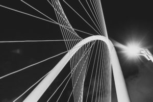 É papel do educador ser ponte. Ele é quem permite a travessia da ignorância para o conhecimento.