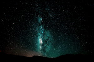 A estrela é um corpo celeste com luz própria, produtor e emissor de energia.