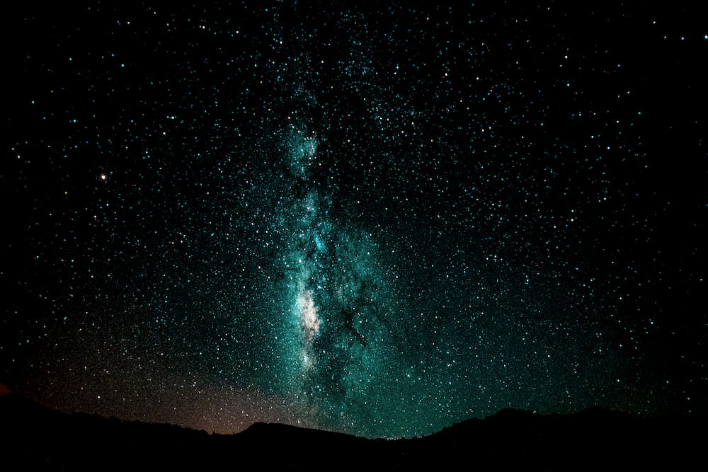 A estrela é um corpo celeste com luz própria, produtor e emissor de energia.