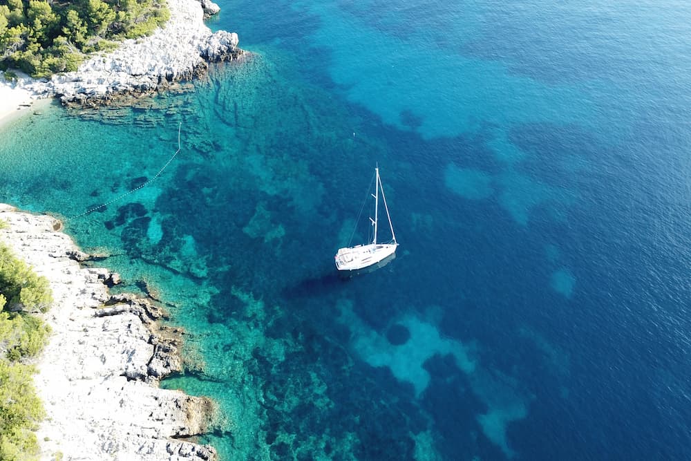 O lar do viajante é onde a âncora de seu barco cai.