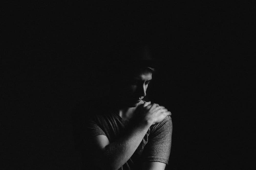 O remorso é um abatimento da consciência que percebe ter cometido um erro.