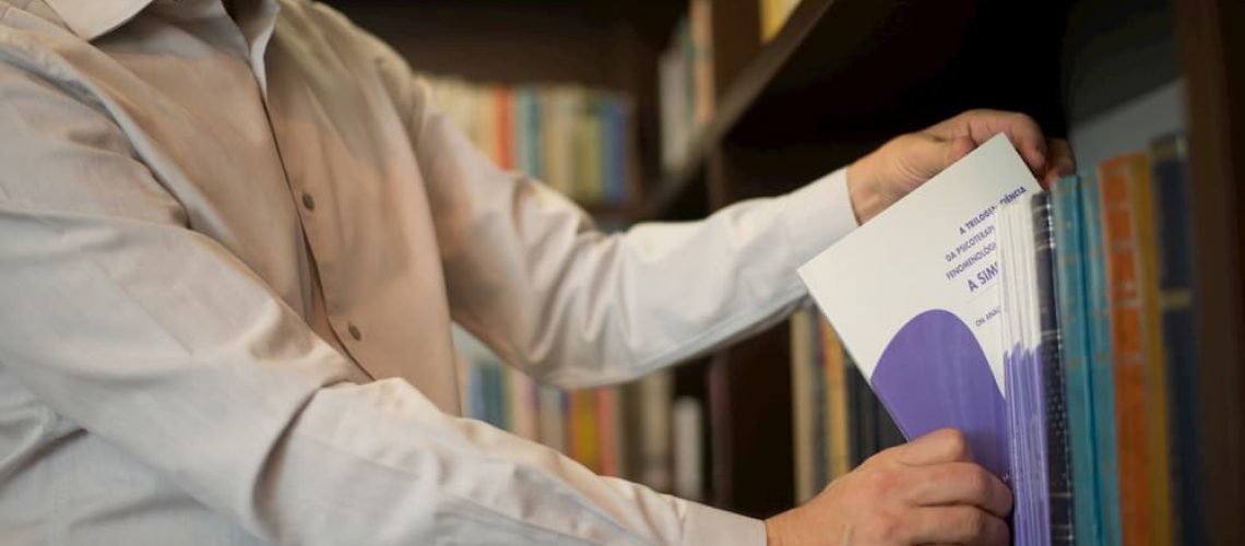 Educar é prover o educando de informação e formação.