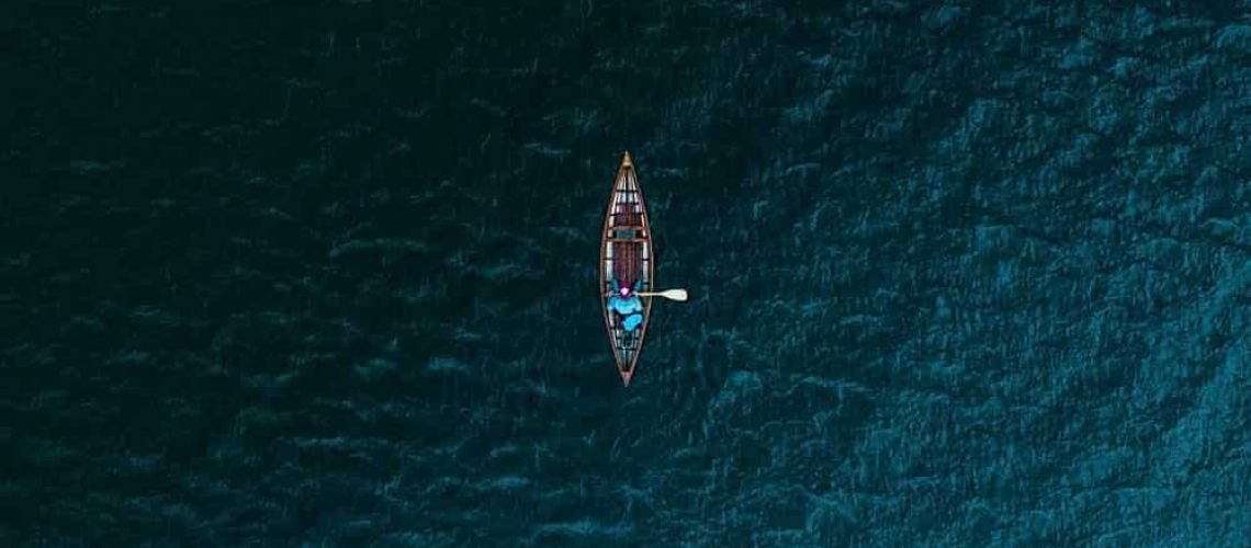 Um líder governa, dá o rumo, dirige o barco. Ele não o deixa à deriva.