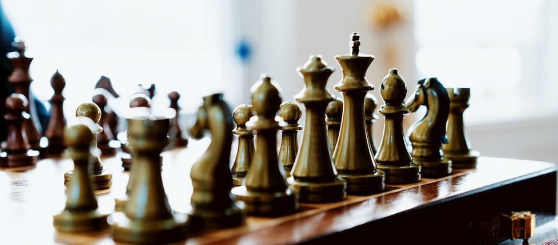 Tudo se desenrola em torno do xadrez, o jogo de tabuleiro que simula a guerra entre dois países, representados pelo rei, rainha, igreja (bispos) e exército (peões, torres e cavalos).
