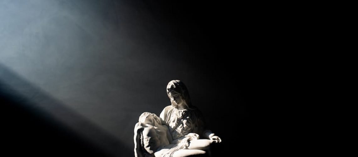 Fevereiro ou "Februarius" tem esse nome porque é consagrado às "Februa", festas de purificação dedicadas aos mortos na Roma antiga, quando eram feitas cerimônias e oferendas para apaziguá-los.