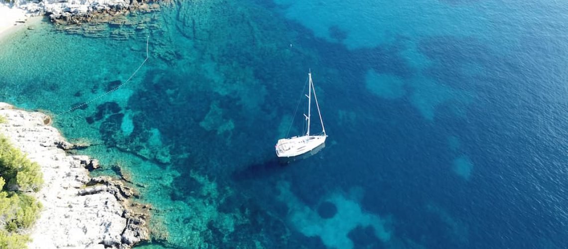 O lar do viajante é onde a âncora de seu barco cai.
