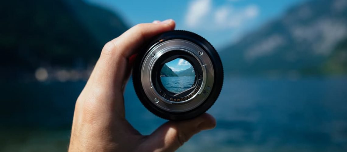 Foco é palavra de origem latina, “focus”, que significa lume, fogão, fogo.