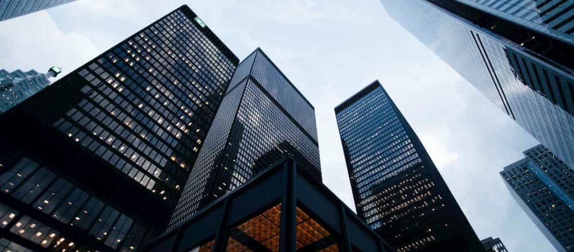 A ética nos negócios pode ser guiada por valores “a priori” que determinam a escolha da conduta, independentemente dos resultados ou pela antecipação dos resultados advindos da ação.