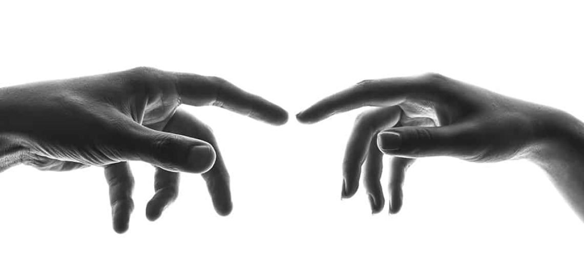 Mãos tocando.