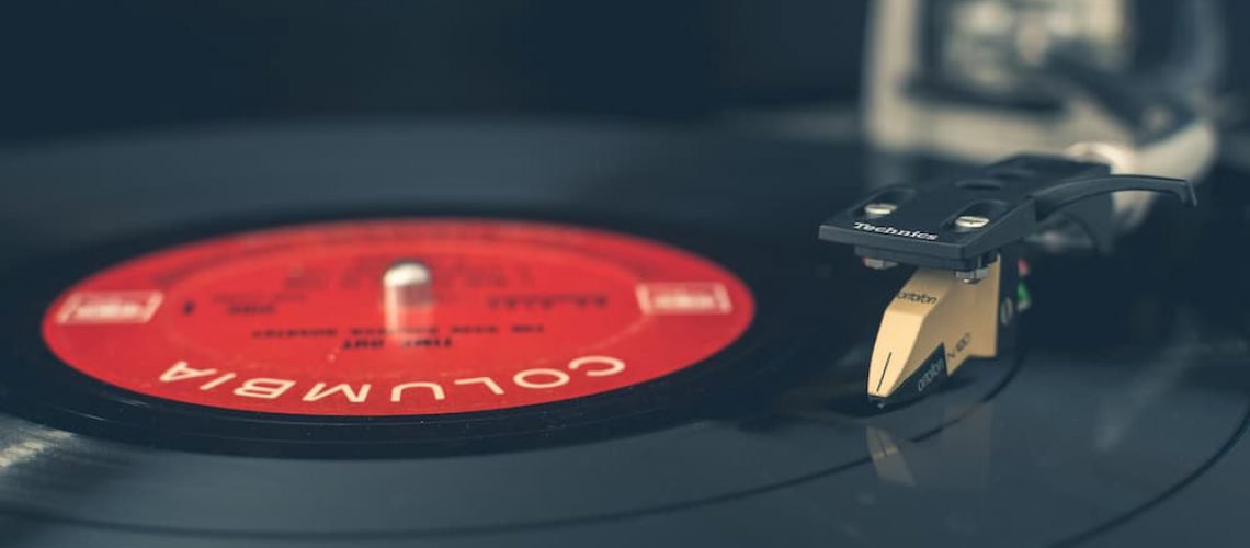 O recorde é algo que ultrapassa uma realização anterior. "Record", em inglês, é gravação, algo digno de registro pelo seu caráter extraordinário.