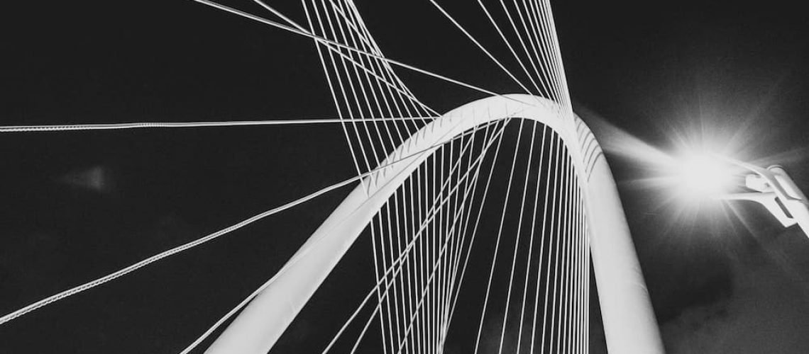 É papel do educador ser ponte. Ele é quem permite a travessia da ignorância para o conhecimento.