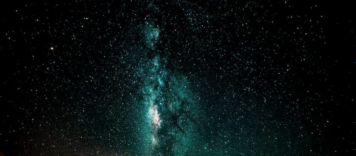A estrela é um corpo celeste com luz própria, produtor e emissor de energia.